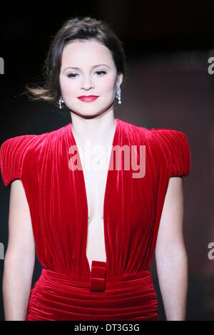 NEW YORK, NY - Februar 06: Sasha Cohen geht die Start-und Landebahn trägt Marc Bouwer gehen rot für Frauen - The Herz Wahrheit Red Dress Collection 2014 Show am 6. Februar 2014 in New York City. Stockfoto