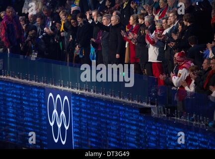 Sotschi, Russland. 7. Februar 2014. 08.02.2014 Sotschi, Russland. | Die 2014 Olympischen Winterspiele Sotschi startete Wettbewerb mit der Eröffnungsfeier. Präsident des Internationalen Olympischen Komitees Thomas Bach steht neben der russische Präsident Vladimir Putin und applaudiert, als der Eröffnungsfeier begann. | Foto Sean M. Haffey UT San Diego. Bildnachweis: U-T San Diego/ZUMAPRESS.com/Alamy Live-Nachrichten Stockfoto