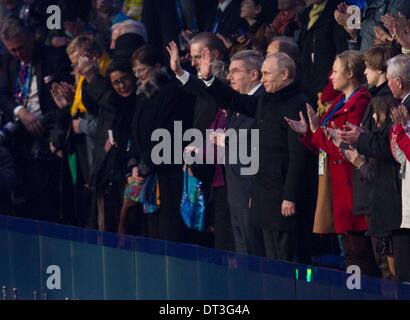 Sotschi, Russland. 7. Februar 2014. 08.02.2014 Sotschi, Russland. | er Winter Olympischen Spiele 2014 in Sotschi startete mit der feierlichen Eröffnung. Präsident des Internationalen Olympischen Komitees Thomas Bach steht neben der russische Präsident Vladimir Putin und applaudiert, als der Eröffnungsfeier begann. | Foto Sean M. Haffey UT San Diego. Bildnachweis: U-T San Diego/ZUMAPRESS.com/Alamy Live-Nachrichten Stockfoto