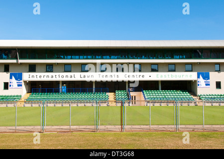 Ansicht von Eastbourne International Lawn Tennis Centre, East Sussex, Großbritannien an einem sonnigen Tag Stockfoto