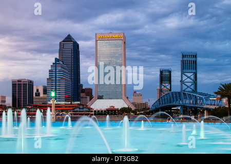 Jacksonville, Florida City Skyline bei Freundschaft Park Brunnen. Stockfoto