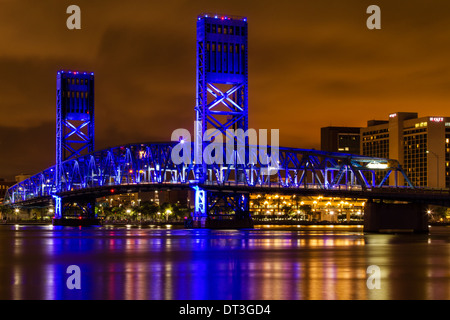 John T. Alsop Jr. Bridge oder Main Street Bridge in der Dämmerung, Jacksonville, Florida. Stockfoto