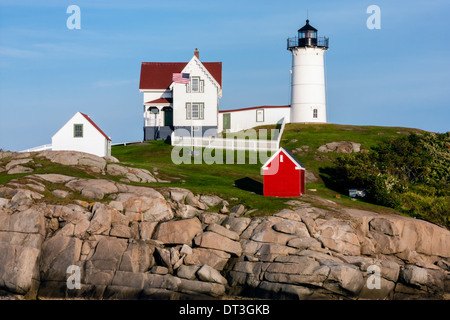 Am späten Nachmittag fällt Licht über Cape Neddick Lighthouse oder Nubble Light, York Beach, Maine Stockfoto