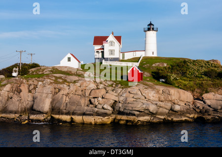 Am späten Nachmittag fällt Licht über Cape Neddick Lighthouse oder Nubble Light, York Beach, Maine Stockfoto