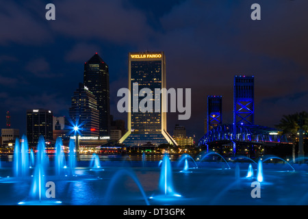 Jacksonville, Florida Skyline der Stadt in der Dämmerung am Friendship Park Brunnen. Stockfoto