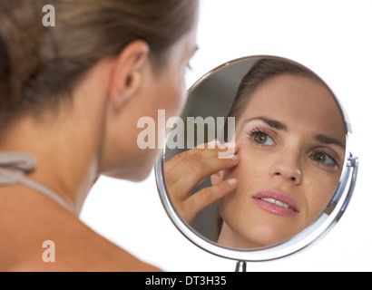 Junge Frau in Spiegel Stockfoto