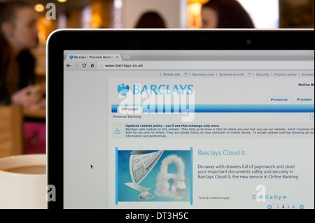 Die Barclays Website erschossen in einem Coffee-Shop-Umfeld (nur zur redaktionellen Verwendung: print, TV, e-Book und redaktionelle Webseite). Stockfoto