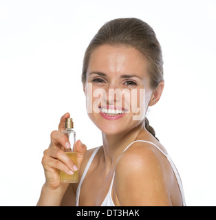 Porträt der glückliche junge Frau mit Parfüm-Flasche Stockfoto