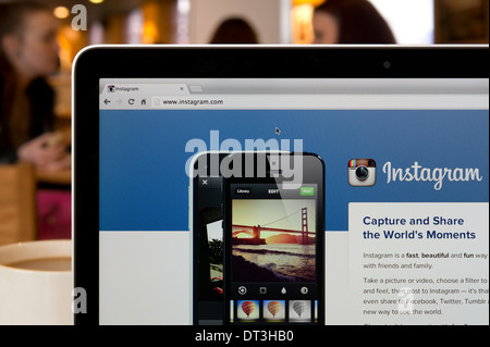 Die Instagram-Website erschossen in einem Coffee-Shop-Umfeld (nur zur redaktionellen Verwendung: print, TV, e-Book und redaktionelle Webseite). Stockfoto