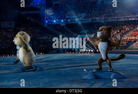 Sotschi, Krasnodar Krai, Rußland. 7. Februar 2014. Eröffnungsfeier für die XXII Olympische Spiele Sotschi 2014. FISHT Stadion, Adler/Sotschi, Russland. Die Olympischen Maskottchen auf Anzeigen Credit: Action Plus Sport Bilder/Alamy Live News Stockfoto