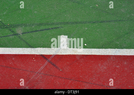 Basketball Court Linien auf bemalten Beton minimaler Grunge Hintergrund. Stockfoto