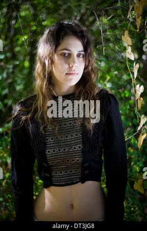 Ein Porträt einer jungen Frau trägt eine Vintage Victorian/Edwardian Bluse außerhalb. Stockfoto