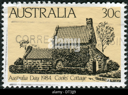 Briefmarke gedruckt in Australien, gewidmet der Day of Australia zeigt Captain Cook Cottage, Melbourne Stockfoto