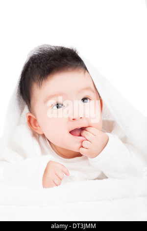 lächelnden Baby saugen einen Finger unter die Decke oder ein Handtuch auf weiß Stockfoto