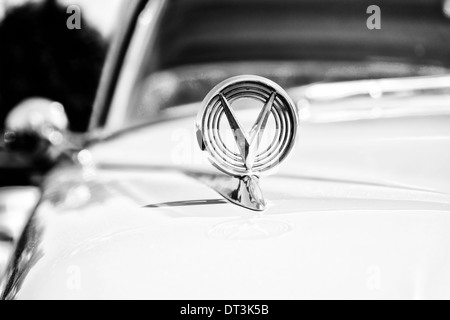 Hood Ornament und Insignien personal Luxury cars Buick Serie 700 begrenzten Hardtop-Limousine (1958) Stockfoto