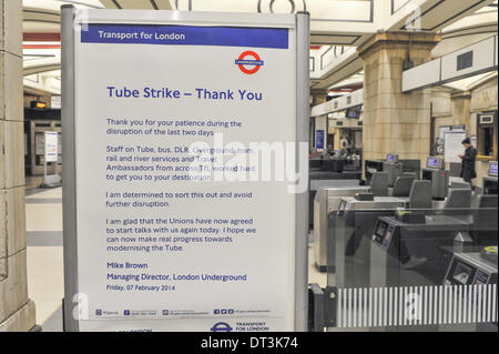 Baker Street Station, London, UK. 7. Februar 2014. Im Inneren der Baker Street Station gibt es Dankeschön Poster für Passagiere von Mike Brown Managing Direktor der Londoner U-Bahn, entschuldigte sich für die Störung zu reisen während der u-Bahn-Streik. Bildnachweis: Matthew Chattle/Alamy Live-Nachrichten Stockfoto