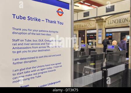 Baker Street Station, London, UK. 7. Februar 2014. Im Inneren der Baker Street Station gibt es Dankeschön Poster für Passagiere von Mike Brown Managing Direktor der Londoner U-Bahn, entschuldigte sich für die Störung zu reisen während der u-Bahn-Streik. Bildnachweis: Matthew Chattle/Alamy Live-Nachrichten Stockfoto