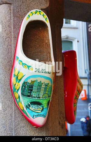 Riesigen hölzernen Souvenir Clog außerhalb ein Souvenir-Shop für Clogs in Amsterdam, Holland Stockfoto