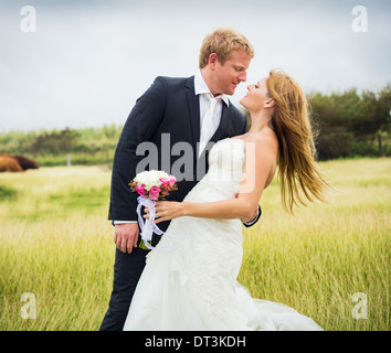 Hochzeitspaar, glückliche romantische Braut und Bräutigam küssen Stockfoto