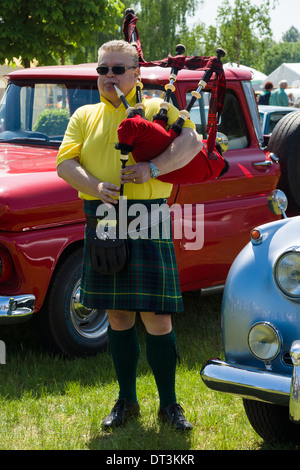 Piper spielt die Great Highland Bagpipe Stockfoto