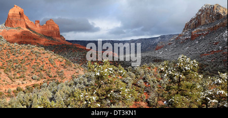 Wanderer Blick vom Schnebly Hill Gegend in Sedona Sandstein Gipfel und Schnee bei Sonnenuntergang Stockfoto