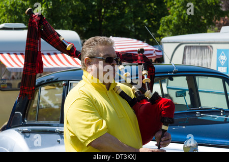 Piper spielt die Great Highland Bagpipe Stockfoto