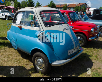 PAAREN IM GLIEN, Deutschland - 19 Mai: Kleinstwagen BMW Isetta 300, die Oldtimer-Show im MAFZ, 19. Mai 2013 in Paaren Im Glien, Deutschland Stockfoto