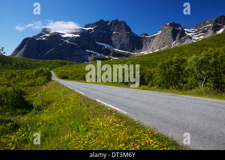 Panoramastraße auf Lofoten zu Dorf Nusfjord in Norwegen Stockfoto