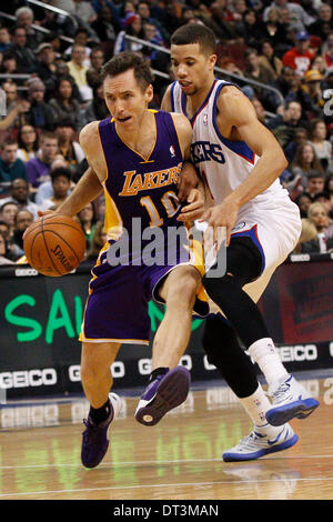 Philadelphia, Pennsylvania, USA. 7. Februar 2014: Los Angeles Lakers Point guard Steve Nash (10) in Aktion gegen die Philadelphia 76ers Point Guard Michael Carter-Williams (1) während der NBA-Spiel zwischen den Los Angeles Lakers und die Philadelphia 76ers im Wells Fargo Center in Philadelphia, Pennsylvania. Die Lakers gewannen 112 / 98. (Christopher Szagola/Cal Sport Media/Alamy Live News) Stockfoto