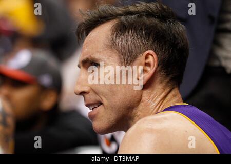 Philadelphia, Pennsylvania, USA. 7. Februar 2014: Los Angeles Lakers point Guard sieht Steve Nash (10) von der Seitenlinie während der NBA-Spiel zwischen den Los Angeles Lakers und die Philadelphia 76ers im Wells Fargo Center in Philadelphia, Pennsylvania auf. Die Lakers gewannen 112 / 98. (Christopher Szagola/Cal Sport Media/Alamy Live News) Stockfoto