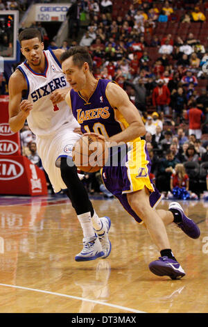 Philadelphia, Pennsylvania, USA. 7. Februar 2014: Los Angeles Lakers Point guard Steve Nash (10) Laufwerke in den Korb mit Philadelphia 76ers Point Guard Michael Carter-Williams (1), die ihn bewachen, während das NBA-Spiel zwischen den Los Angeles Lakers und die Philadelphia 76ers im Wells Fargo Center in Philadelphia, Pennsylvania. Die Lakers gewannen 112 / 98. (Christopher Szagola/Cal Sport Media/Alamy Live News) Stockfoto