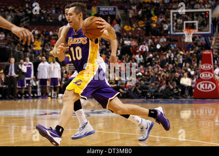 Philadelphia, Pennsylvania, USA. 7. Februar 2014: Los Angeles Lakers Point guard Steve Nash (10) Laufwerke in den Korb mit Philadelphia 76ers Point Guard Michael Carter-Williams (1), die ihn bewachen, während das NBA-Spiel zwischen den Los Angeles Lakers und die Philadelphia 76ers im Wells Fargo Center in Philadelphia, Pennsylvania. Die Lakers gewannen 112 / 98. (Christopher Szagola/Cal Sport Media/Alamy Live News) Stockfoto