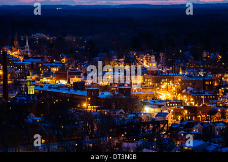 Dover, New Hampshire Skyline bei Nacht von Garrison Hill Tower gesehen. Stockfoto