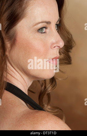 Schöne Reife Frau wegschauen Stockfoto
