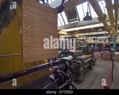 Die Jacquard Lochkarten die gewebte Muster auf eine automatische Webstuhl zu steuern. Stockfoto