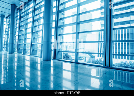 Glaswand im Bürogebäude Stockfoto