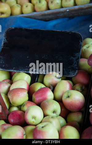 Ein Haufen Äpfel auf dem Markt mit einem Brett waren Kopie eingefügt werden können Stockfoto