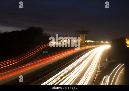 Verkehr auf der Autobahn M6 in Lancashire nahe Forton Tankstelle Stockfoto