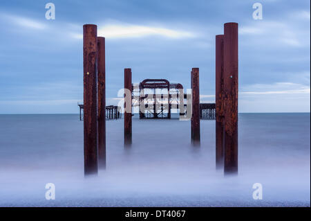 Brighton, Sussex, UK. 7. Februar 2014. Ein weiterer Sturm dürfte und Liebhaber der legendären West Pier von Brighton versammeln sich am Strand in was eine endgültige Abschied von der rostigen Struktur sein könnte. Ein großer Teil davon stürzte am Mittwoch, niemand weiß, wie lange der Rest halten kann. Bildnachweis: Julia Claxton/Alamy Live News Stockfoto