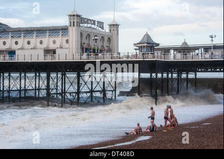 Brighton, Sussex, UK. 8. Februar 2014. Kein Schwimmen heute - vom Brighton Pier Brighton Swimming Club Mitglieder erhalten nicht weiter als der Rand der Brandung, nass zu werden, da es zu gefährlich, bei stürmischem Wetter, die Schläge der britischen Küste zu schwimmen ist. Bildnachweis: Julia Claxton/Alamy Live News Stockfoto