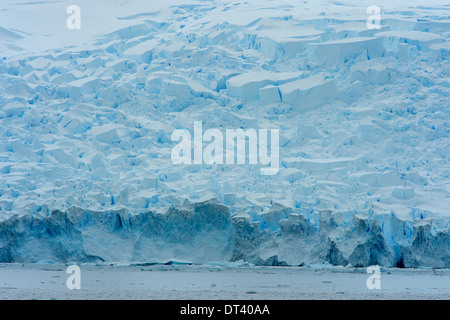 Ein riesiger Gletscher in der Antarktis, mehr als hundert Meter hoch. Kern zeigt die tief blaue Farbe des Jahrhunderte alten Eis. Stockfoto