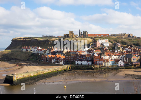 Whitby Hafen mit Hütten auf der Ostseite der Stadt und Str. Marys Kirche im winter Stockfoto