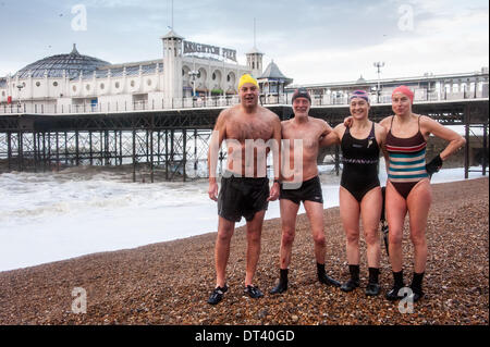 Brighton, Sussex, UK. 8. Februar 2014. Kein Schwimmen heute - vom Brighton Pier Brighton Swimming Club Mitglieder erhalten nicht weiter als der Rand der Brandung, nass zu werden, da es zu gefährlich, bei stürmischem Wetter, die Schläge der britischen Küste zu schwimmen ist. Bildnachweis: Julia Claxton/Alamy Live News Stockfoto