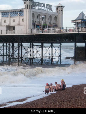 Brighton, Sussex, UK. 8. Februar 2014. Kein Schwimmen heute - vom Brighton Pier Brighton Swimming Club Mitglieder erhalten nicht weiter als der Rand der Brandung, nass zu werden, da es zu gefährlich, bei stürmischem Wetter, die Schläge der britischen Küste zu schwimmen ist. Bildnachweis: Julia Claxton/Alamy Live News Stockfoto