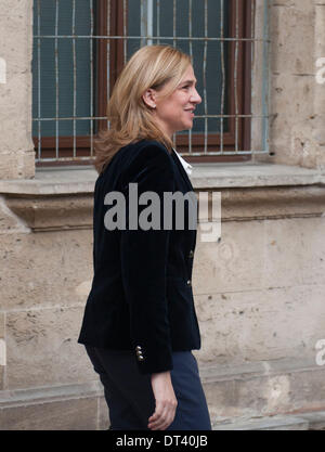 Palma De Mallorca, Spanien. 8. Februar 2014. (Spanische Prinzessin Cristina kommt für eine Anhörung vor dem Gerichtsgebäude von Palma De Mallorca zu einer Anhörung, Spanien, am 8. Februar 2014. Die historischen richterliche Anhörung soll helfen, festzustellen, ob sie und ihr Mann illegal Unternehmen Mittel für persönliche Ausgaben, einschließlich rauschende Feste in ihrer modernistischen Barcelona Villa verwendet. (Xinhua/Xie Haining/Alamy Live News) Stockfoto