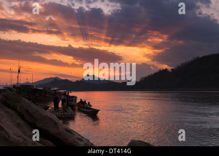 Dramatischen Sonnenuntergang Blick über den Mekong in Luang Prabang, Laos Stockfoto