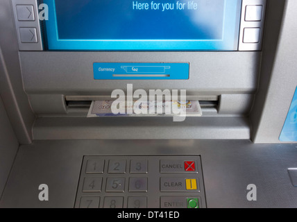 Geldautomat ATM Loch in der Wand Automatic Teller £100 Links in Maschine Stockfoto
