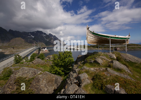 Traditionelles altes Fischerboot auf dem Display in der Nähe von Stadt von Henningsvær auf Lofoten in Norwegen Stockfoto