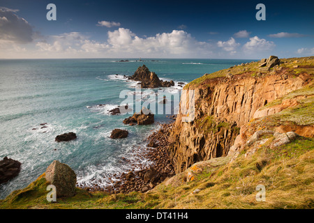 Lands End; Blick in Richtung Langschiffe Leuchtturm; Cornwall; UK Stockfoto