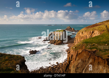 Lands End; Blick in Richtung Langschiffe Leuchtturm; Cornwall; UK Stockfoto